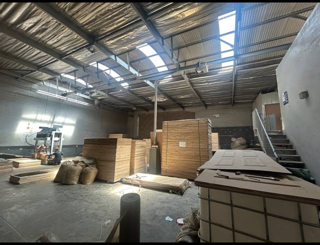 400M² WAREHOUSE TO LET IN LONGDALE